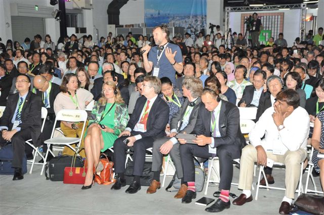 生態交通世界大會市長論壇在駁二B3倉庫進行，外賓聚集，對高雄經驗表示高度興趣，頻頻舉手提問。 圖 : 高雄市政府/提供