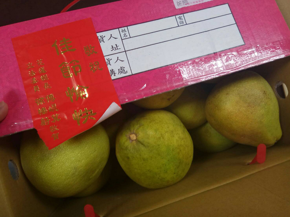 花蓮縣長傅崐萁贈送一大箱文旦。 圖：許家蓓辦公室 / 提供