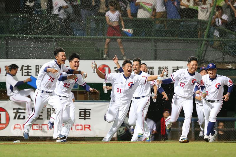 10局下，中華隊利用韓國隊再見失誤跑回致勝分，以3：2一分之差氣走韓國隊，也為世大運的棒球小老弟抱了一箭之仇，大快人心，中華隊目前戰績二連勝。圖為台灣選手確定擊敗韓國隊後，衝出休息區慶祝。 圖：中央社／提供