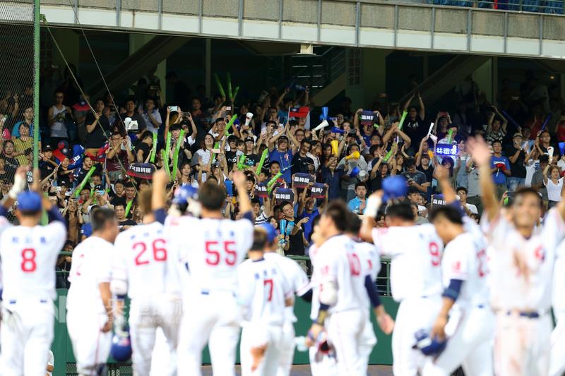 台韓兩國棒球在國際賽，中華隊輸多勝少，今晚3：2逆轉勝後，新莊棒球場球迷超興奮，一吐世大運無緣奪牌一肚子的氣。台灣選手們也一起向觀眾席上的球迷致意，感謝大家的加油，總算在自己的國家打敗韓國隊，共度一個美好的夜晚。 圖：中央社／提供