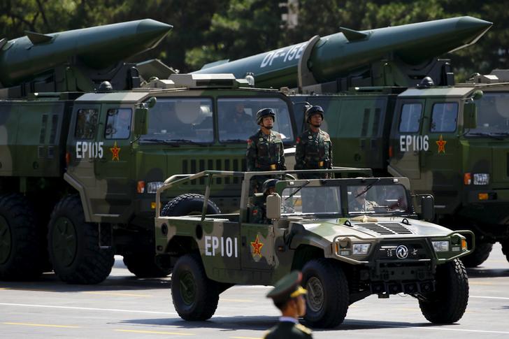 2015年9月，解放軍東風-15B型短程彈道導彈部隊，在北京舉行的二戰結束閱兵中，通過天安門廣場。 圖：達志影像／路透社