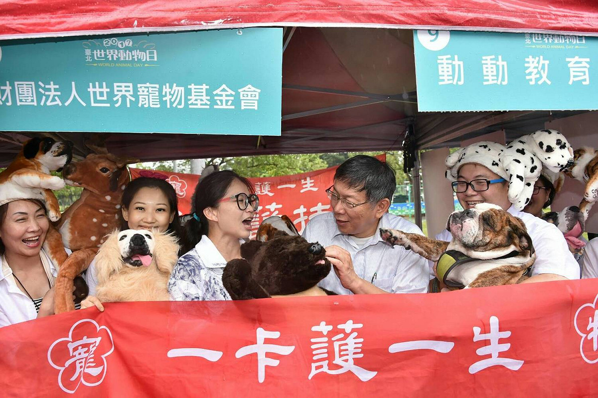 柯文哲今(4)天參加世界動物日活動，被問到新任市警局長陳嘉昌找他爸媽吃飯，是否代表喬事情都要找他爸媽？柯文哲駁斥指與這無關，想太多了。 圖：台北市政府/提供