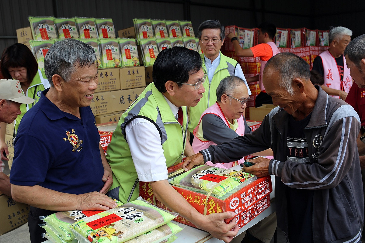 嘉義市長涂醒哲在中秋節參與地藏庵發放物資活動。 圖：嘉義市政府/提供
