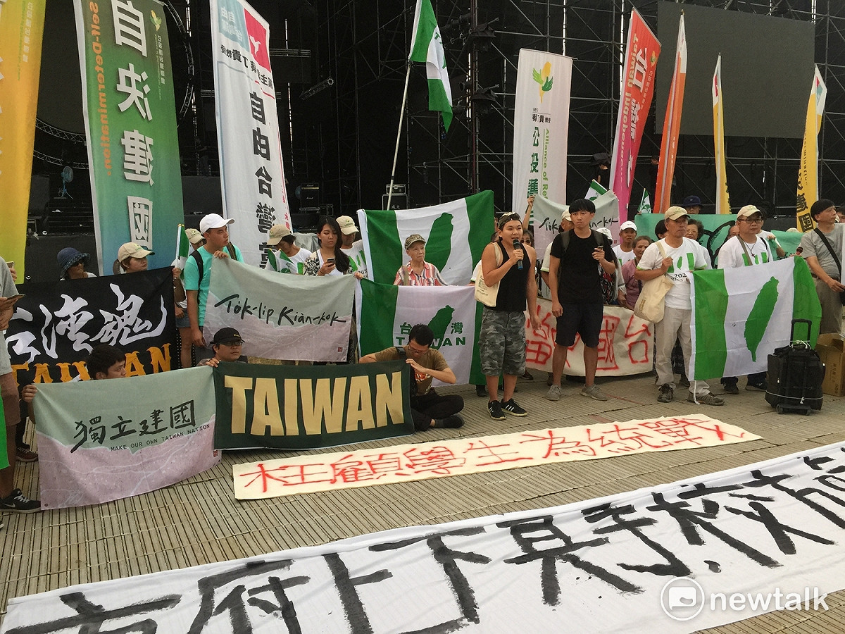 台大學生抗議「中國新歌聲」在校園辦活動演變成流血事件，調查報告昨天出爐。圖為當天抗議照片。 圖：新頭殼資料照片
