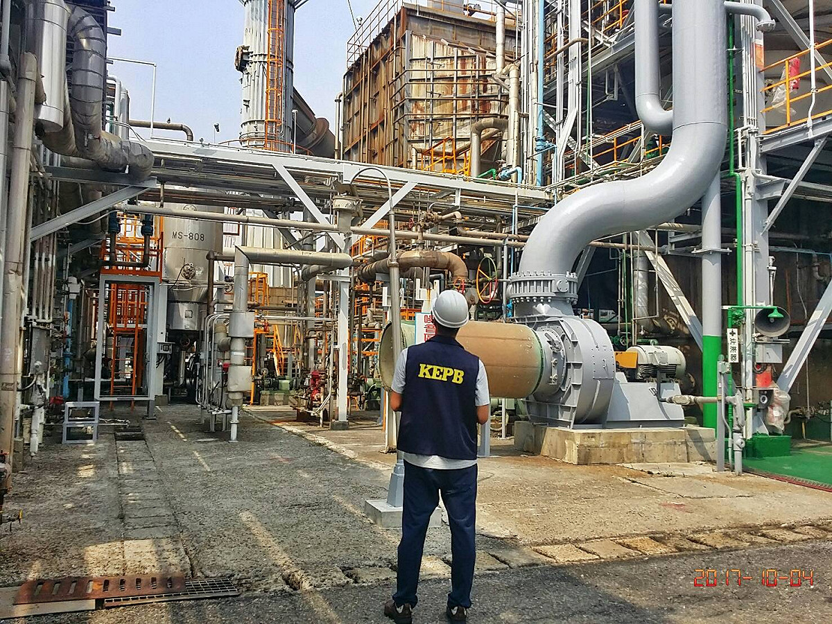 高雄市環保局今（4）日針對空氣品質發布了橘色警戒，環保單位隨即啟動應變措，並前往中石化大社廠廠區巡查。 圖:高雄市環保局/提供