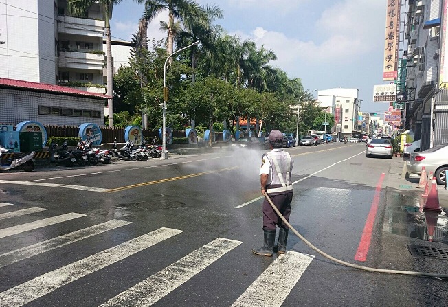 高雄市環保局針對空氣品質發布橘色警戒，並在大型工地周邊進行灑水。 圖:高雄市環保局/提供