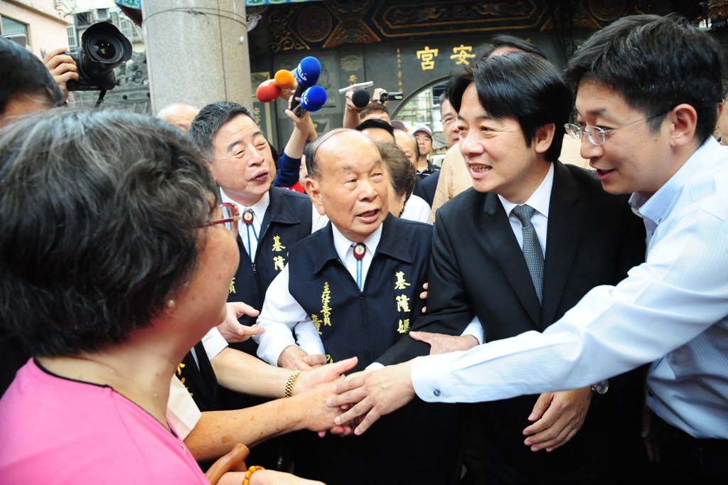 行政院長賴清德4日到基隆慶安宮。 圖 : 行政院/提供