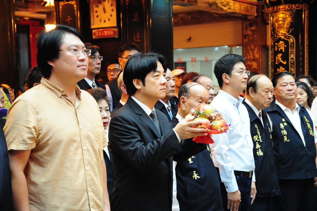 行政院長賴清德進行上香祈福儀式。 圖 : 行政院/提供