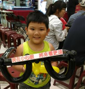 屏東縣衛生局代理局長李佳芳表示，據教育部統計近5年來國小視力不良率近半，國中生更超過7成。 圖:屏東縣政府/提供