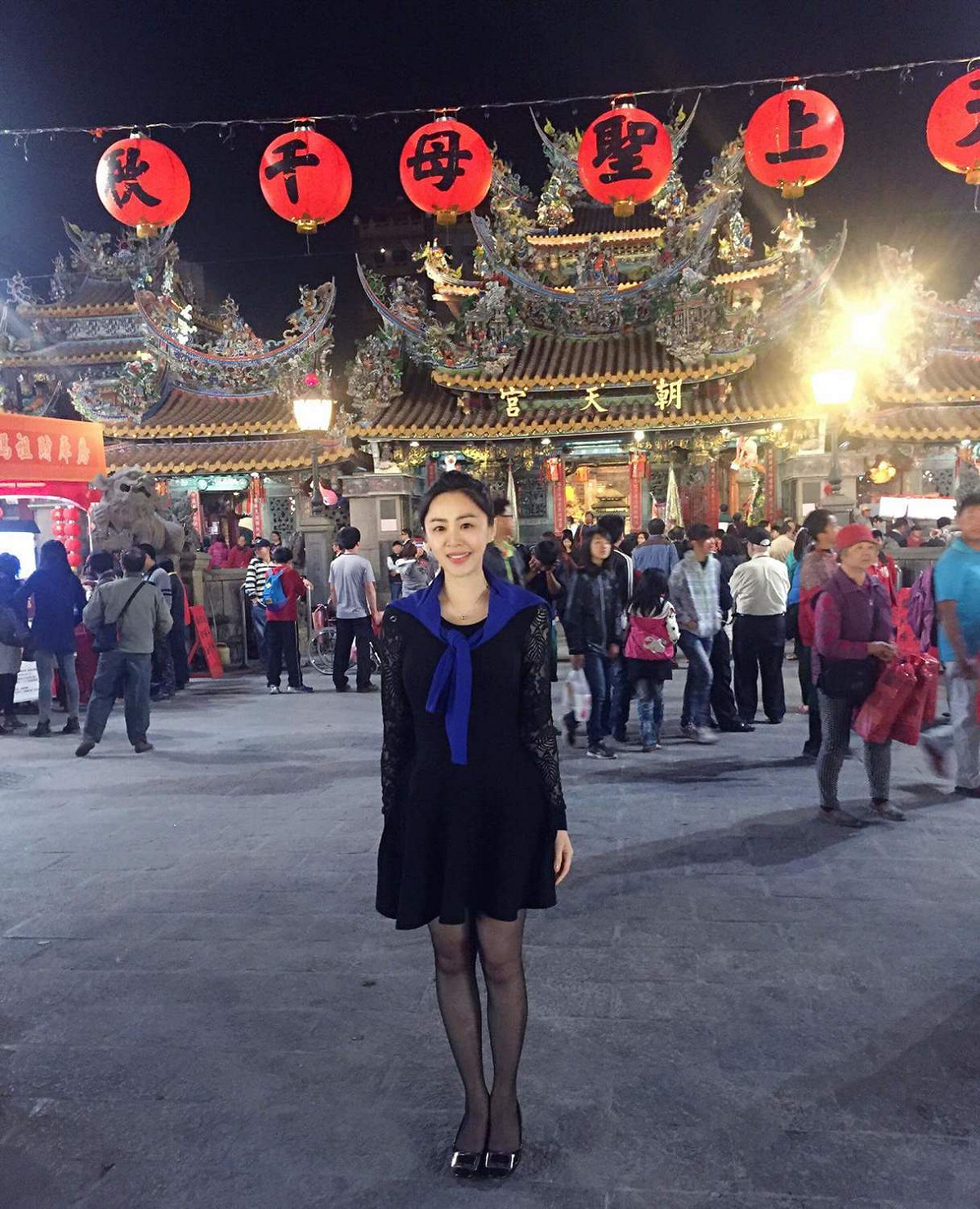 新北市議員李婉鈺又上社會新聞，但這回不是跟男立委的八卦緋聞，而是因為酒後失態，形象更傷。圖為9月16日，李婉鈺回到家鄉北港，在朝天宮前留影，展現有別於平日犀利問政、桃花運旺，以及趕攤應酬的不同形象，似乎比較接近其名「婉鈺」二字。 圖：翻攝自李婉鈺的園地臉書
