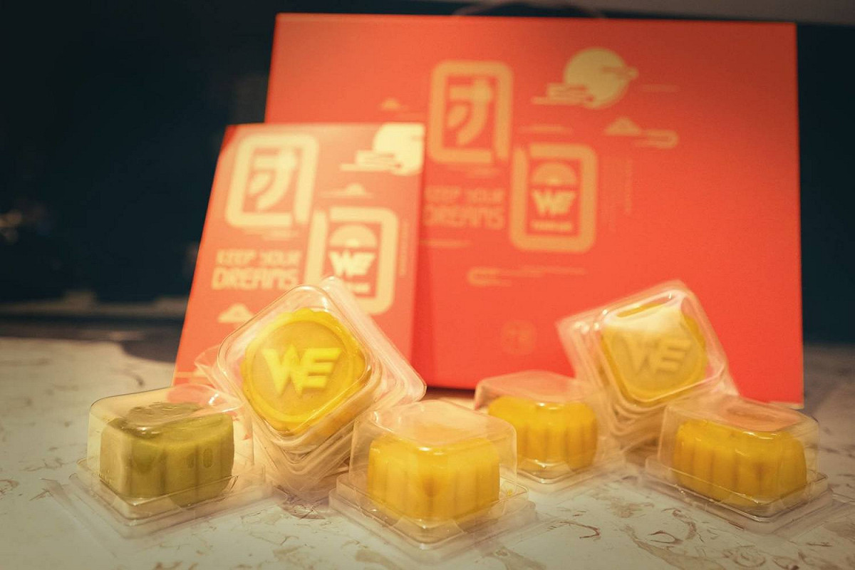 WE致贈的月餅。 圖：翻攝自 閃電狼 官方粉絲專頁