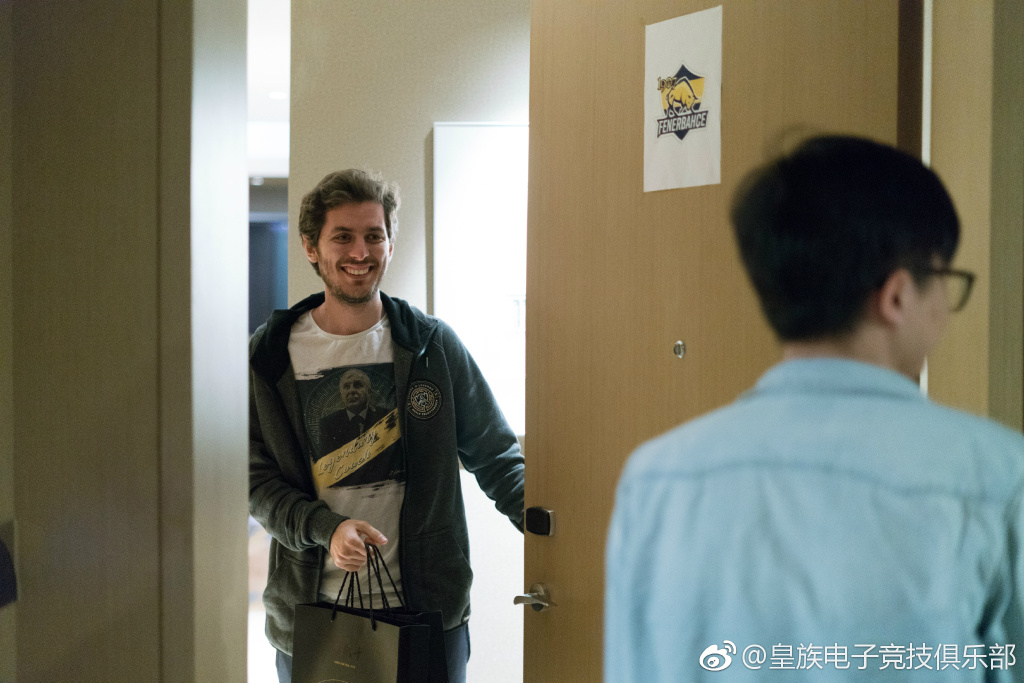 RNG特地致贈月餅給其他戰隊。 圖：翻攝自 RNG 微博