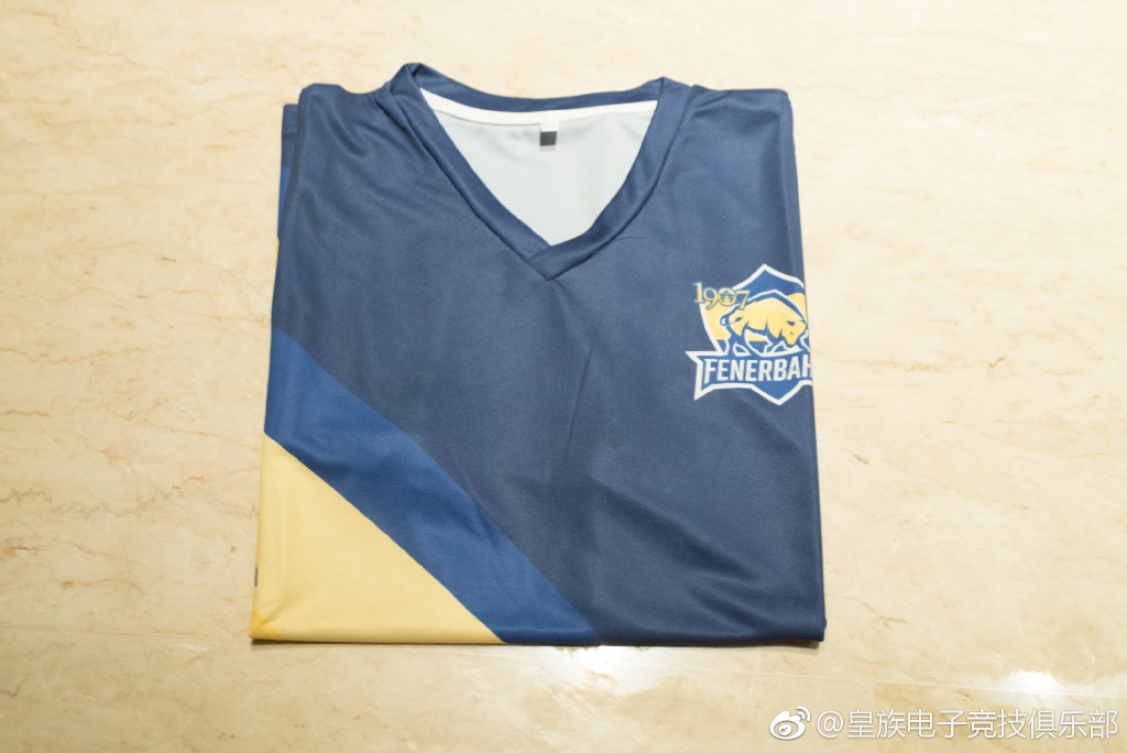 明日將與RNG進行首戰的FB更禮尚往來反饋了隊服。 圖：翻攝自 RNG 微博