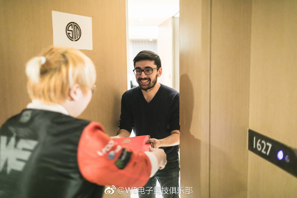 WE也致贈月餅給其他戰隊。 圖：翻攝自 WE 微博