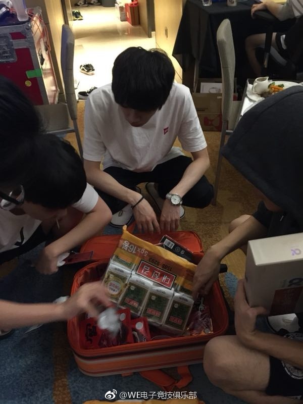 WE的AD選手Mystic遠在韓國的父母也特別捎來土產。 圖：翻攝自 WE 微博