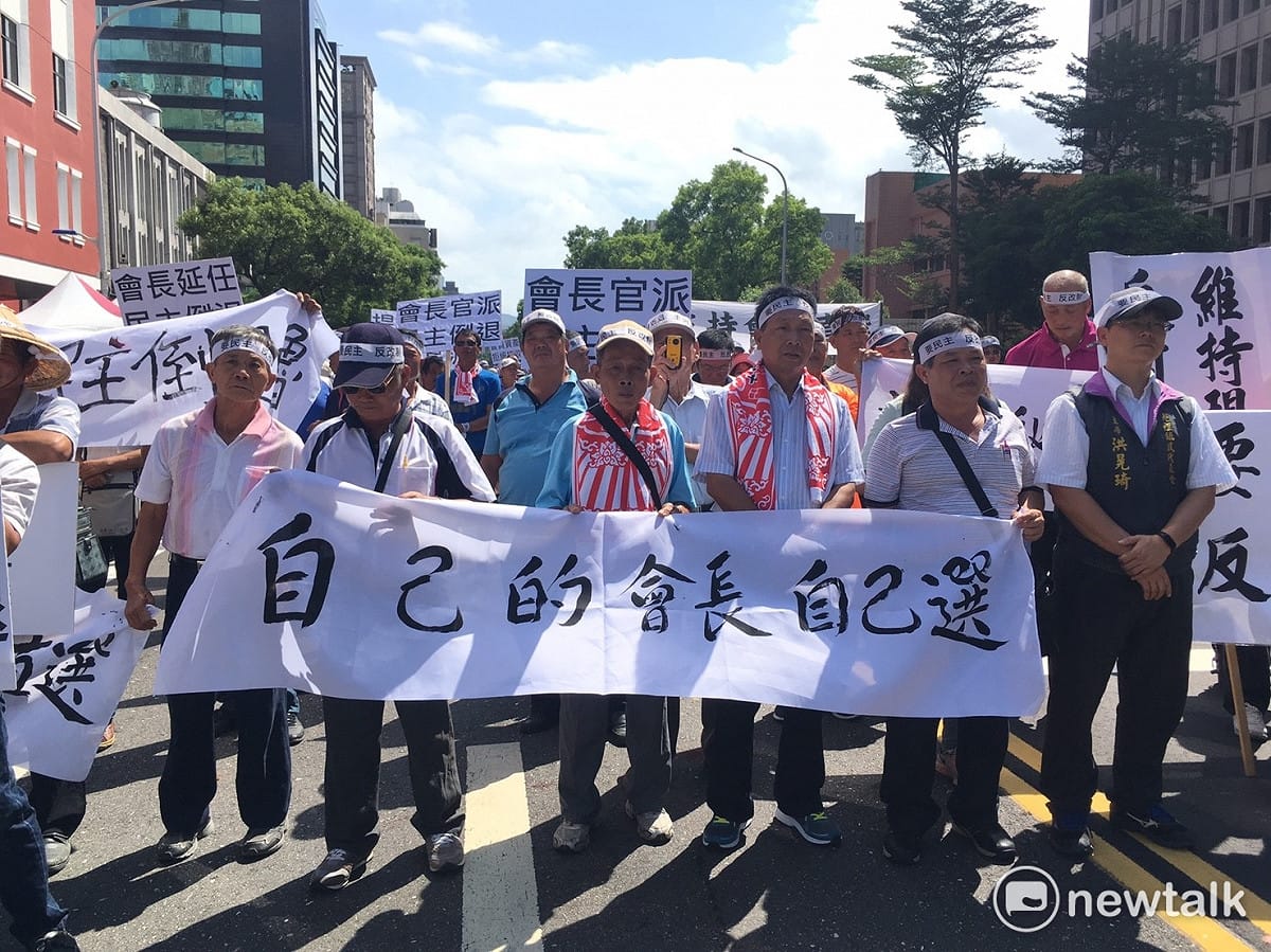 全國農田水利會自救會今早（5）日赴立法院抗議政府修法改制，以會長延任2年4個月為條件，將現行農田水利會會長由直選改為官派。 圖：黃韋銓/攝