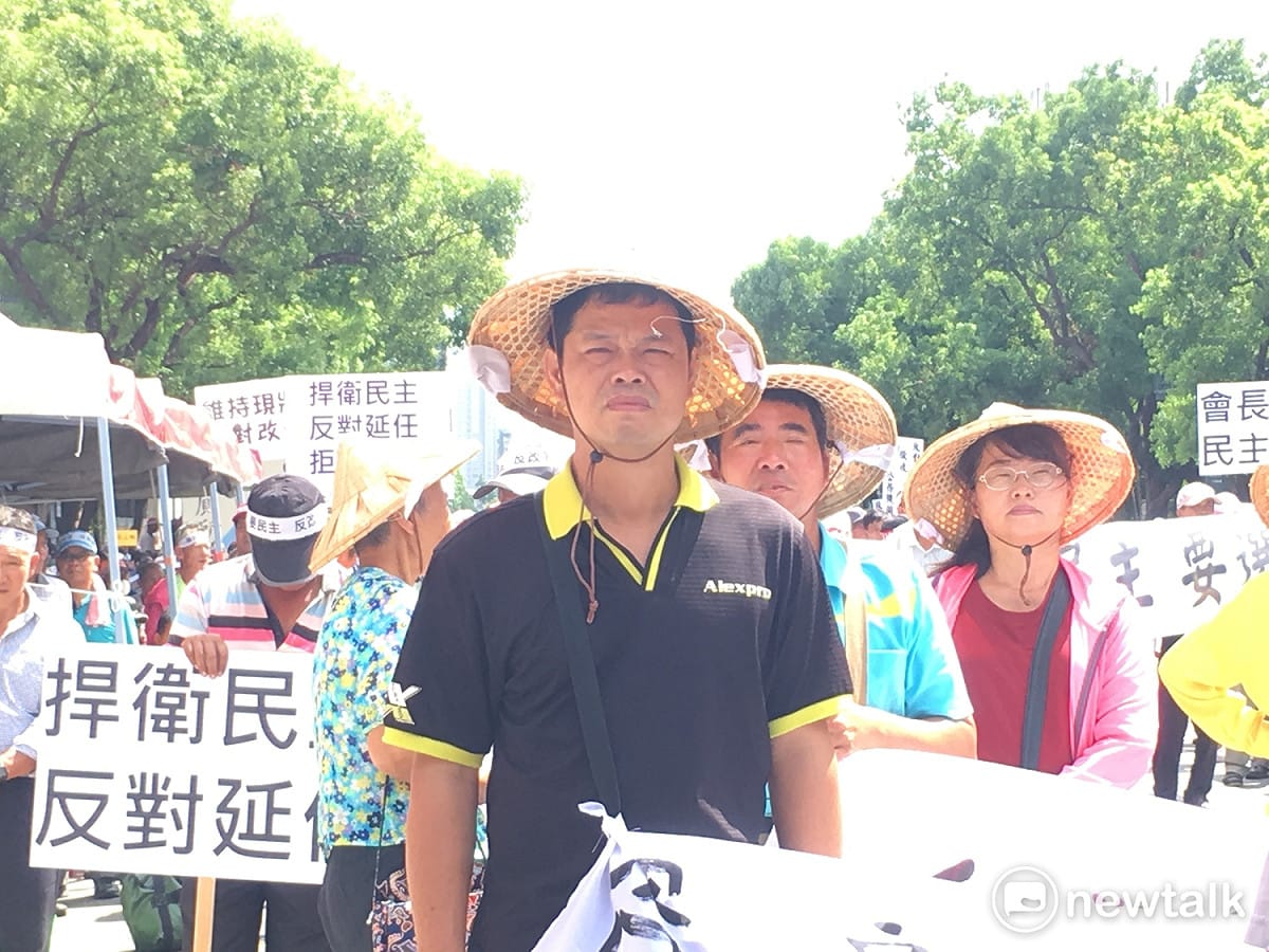戴著斗笠的農民在太陽下抗議。 圖：黃韋銓/攝