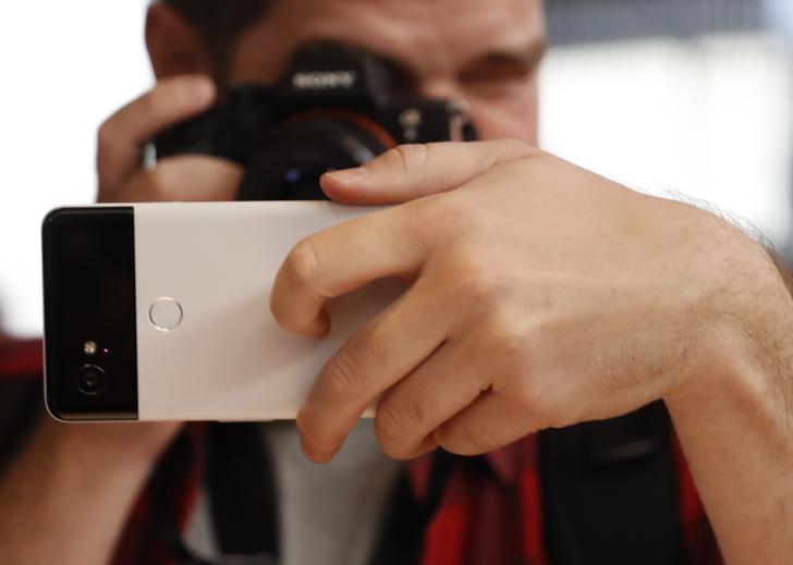Google昨(4)日釋出旗下最新手機Pixel 2以及 Pixel 2 XL，雖搭配接近頂級機種規格，但兩者分別定價649美元以及849美元，然而目前沒有在台灣上市。 圖：達志影像/路透社