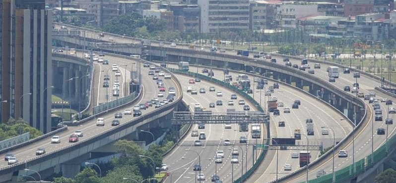因應雙十連假車潮，台中市政府警察局加強交通措施，管控交通流量。 圖：中央社/提供