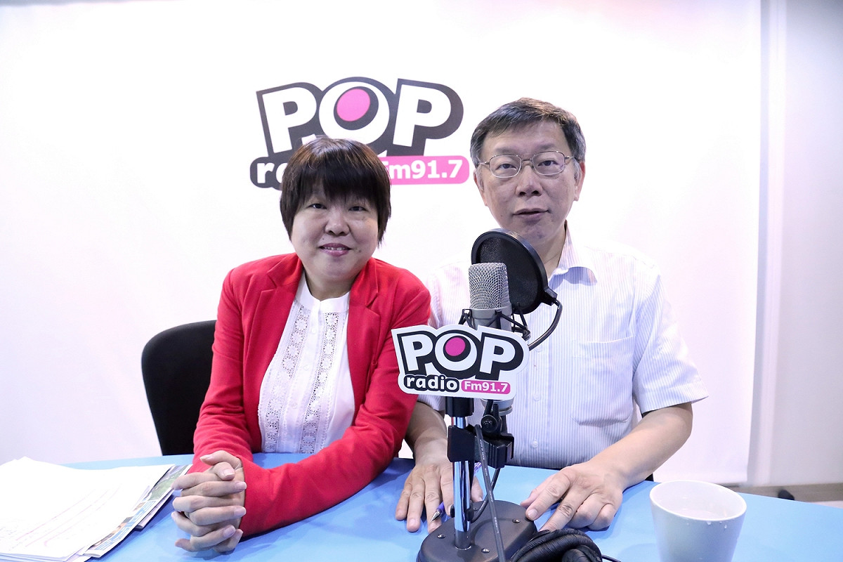 台北市長柯文哲（右）中午接受主持人黃光芹（左）專訪。 圖：《POP搶先爆》 / 提供