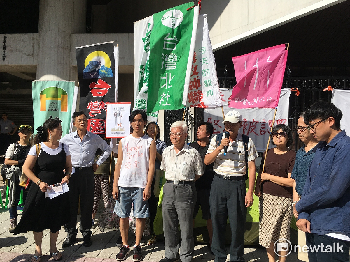台灣社、北社等民團今（5）日也前往立法院聲援呂智恆。北社社長李川信表示，在一國兩制下，香港的民主、自由、人權都被中國糟蹋，而中國對台灣打壓更無孔不入。呂智恆呼籲，不希望台灣成為下一個香港，否則現在擁有的一切，民主、自由、人權，「很快就會沒有。」 圖：黃韋銓/攝