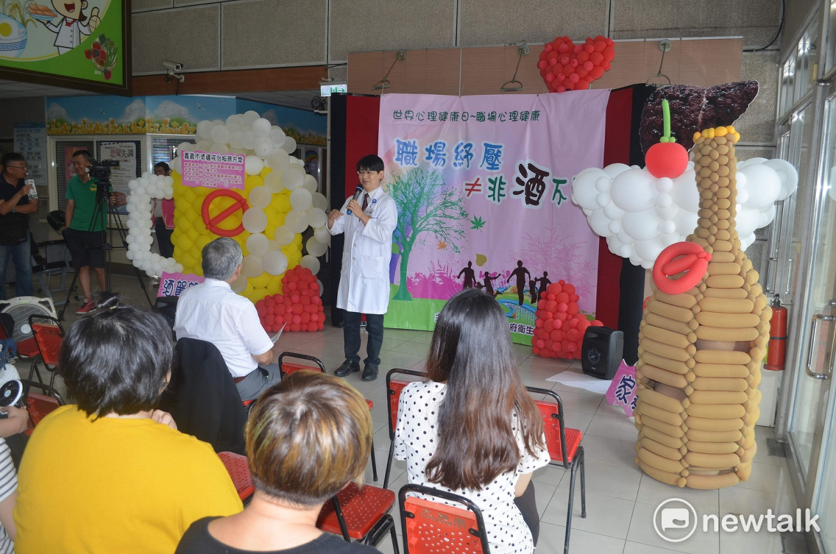 嘉義市衛生局5日舉辦「職場紓壓≠非酒不可」宣導活動，勸大家戒酒趁早。 蔡坤龍/攝