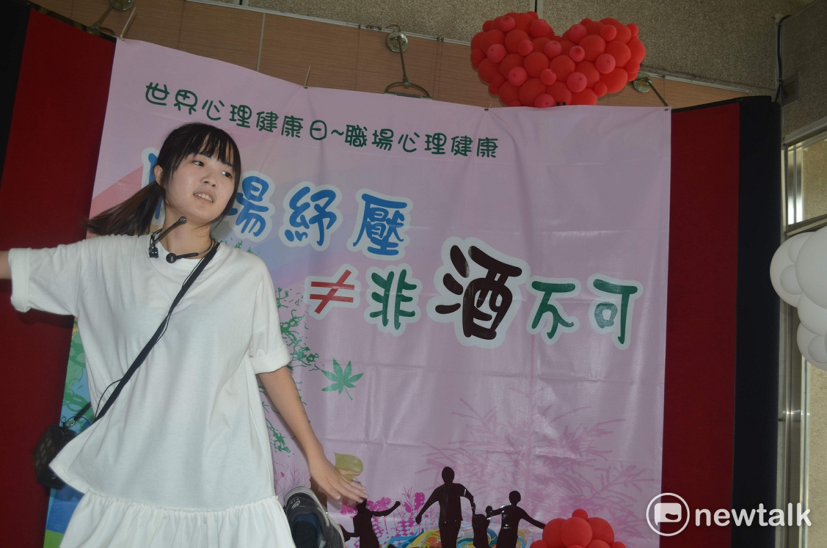 職場壓力不一定要藉酒澆愁，台中榮民總醫院嘉義分院職能治療師謝佳靜，教大家職場放鬆操。 蔡坤龍/攝