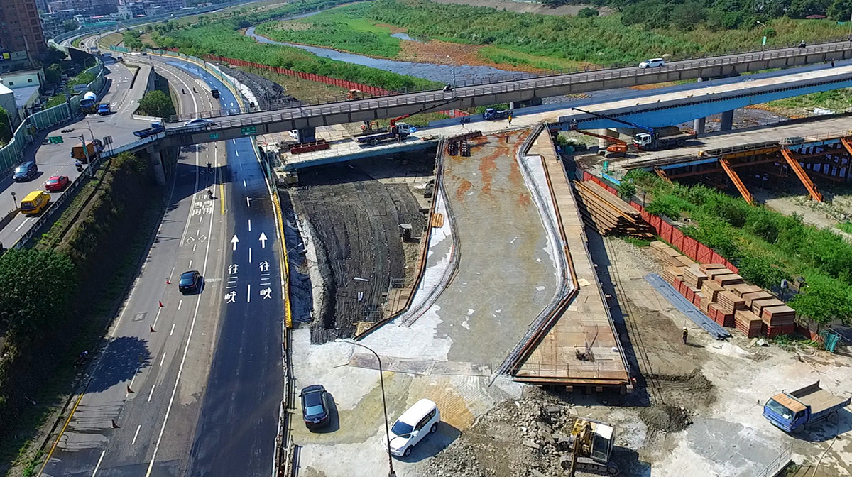 柑城橋改道工程將採半半施工進行，新北市新工處請行經附近民眾請留意告示牌通行。 圖：新北市工務局/提供