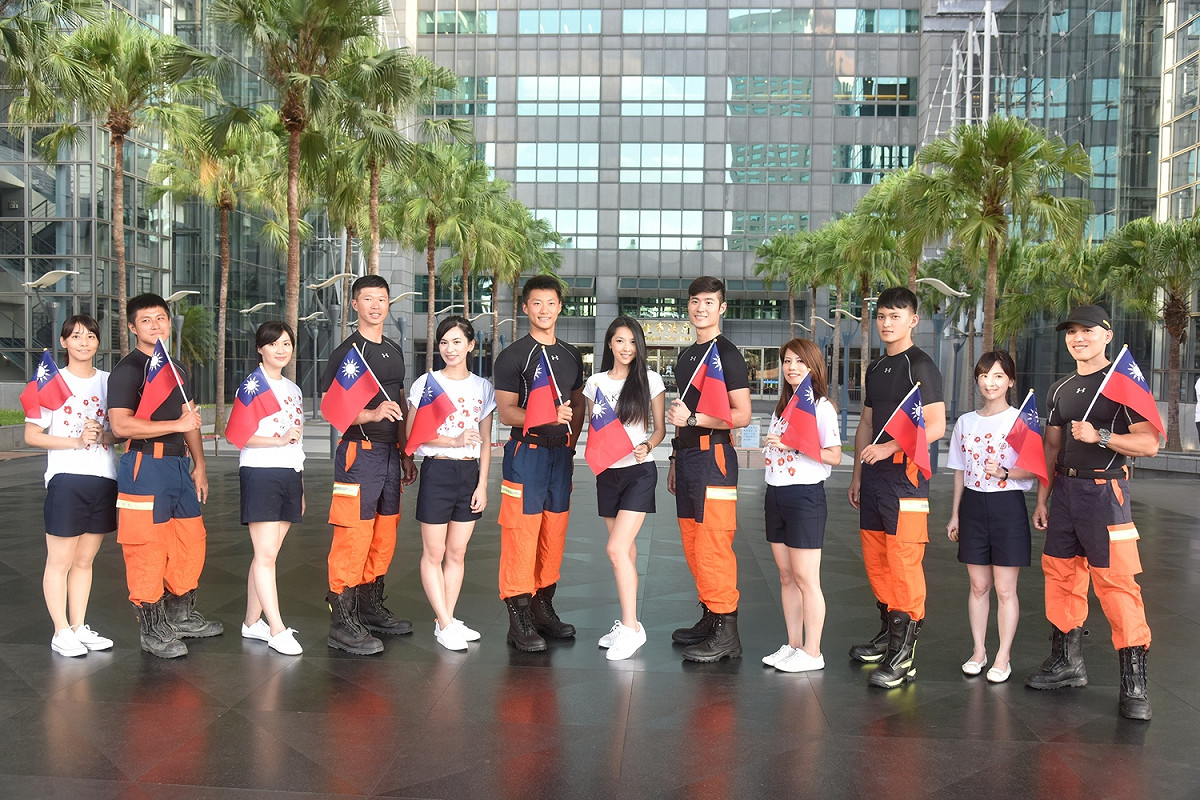 今年國旗是新北主打，花車隨行表演人員的宣傳照當然也要拿國旗。 圖：新北市民政局/提供