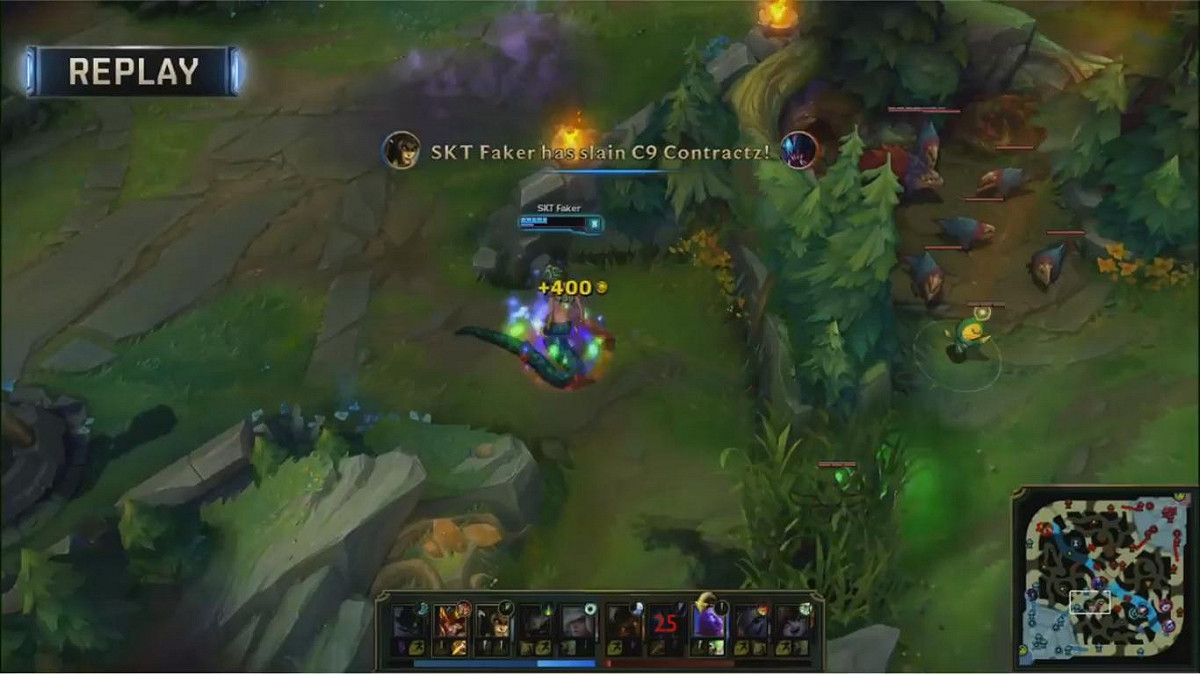 C9新秀打野Contractz嘗試GANK中路時，卻被SKT的中路選手Faker大秀一波，明明C9方二打一，不但沒殺到Faker，還送了Faker首殺。 圖：翻攝自 LoL Esports YouTube