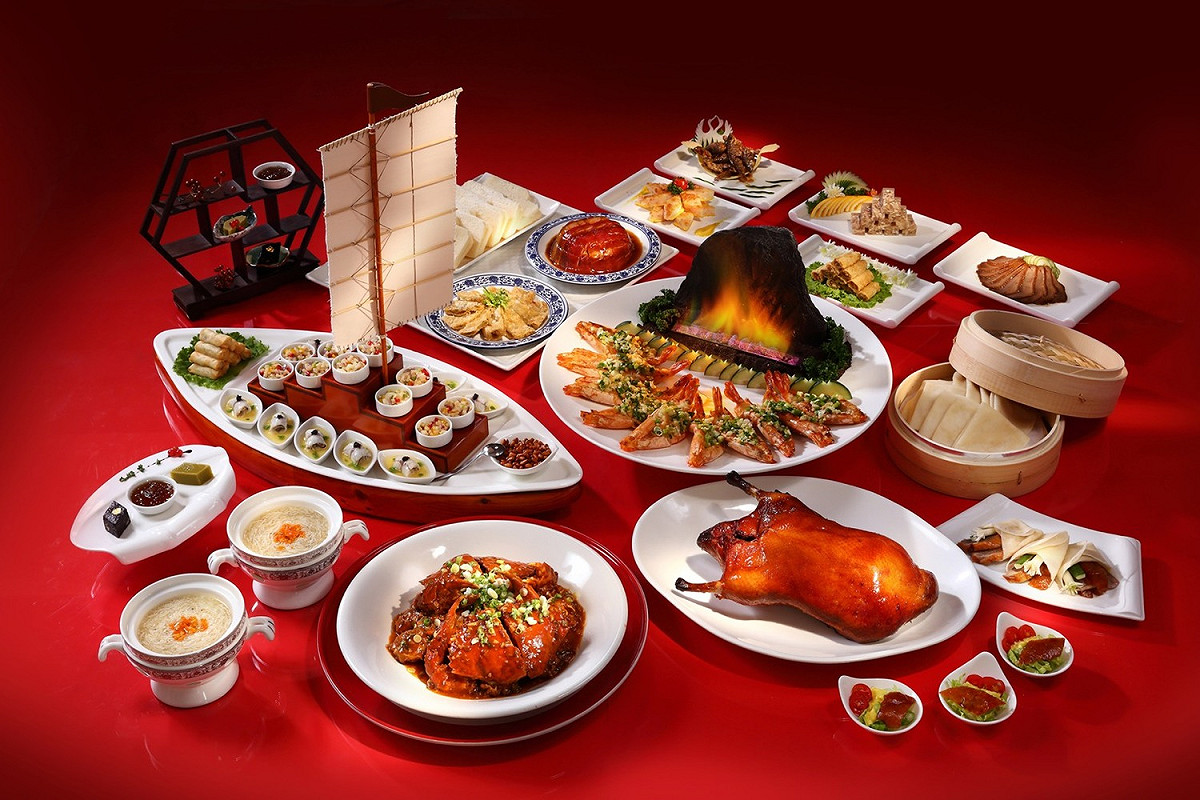 「御廚三雄饌」將《三國演義》入菜，其中「火燒連環船」（中）相當搶眼。 飯店業者/提供
