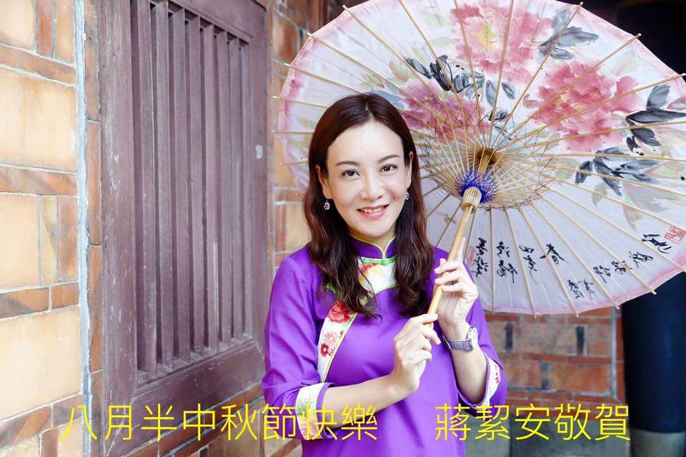 蔣絜安不管在什麼場合出現，穿搭都十分講究，舉手投足頗有明星架勢。 圖：翻攝自蔣絜安臉書