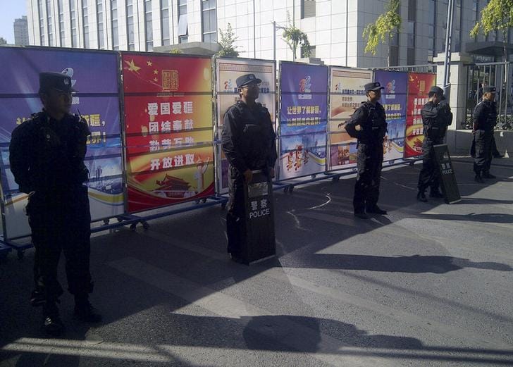 中國對新疆「民族分裂」思想控制嚴密。包括對人民日常的控制，圖為當局在新疆部署大批警力畫面。 圖：達志影像／路透社