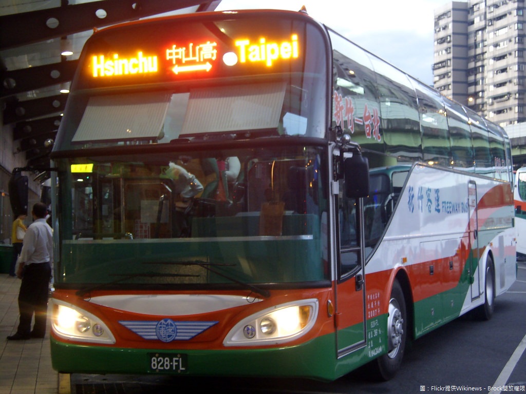 國慶連假四天想出去玩卻又好怕塞車該怎麼辦？公路總局鼓勵民眾多搭乘國道客運，一來是可避免疲勞駕駛，二來是可節省行車成本，讓連假出遊不卡卡！ 圖：Flickr提供Wikinews - Brock開放權限