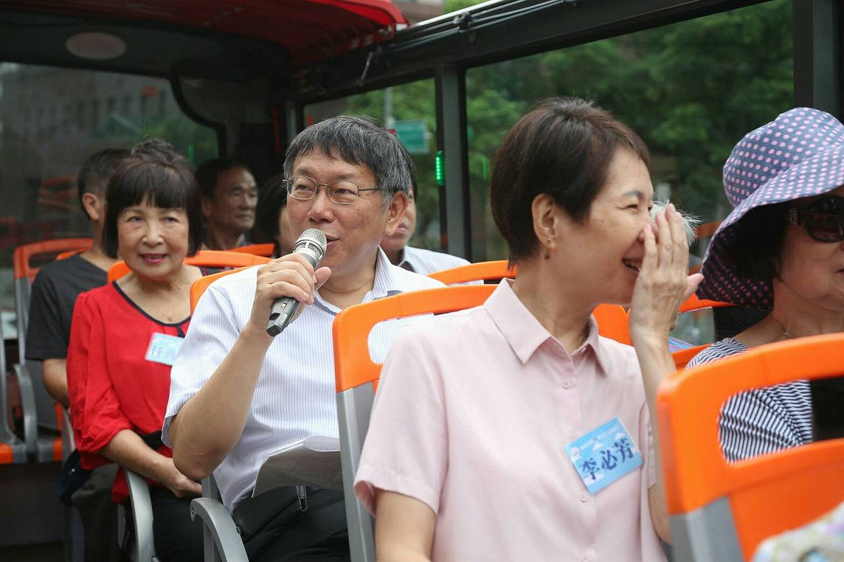 台北市長柯文哲今日與長者一起搭觀光巴士。 圖：台北市政府 / 提供