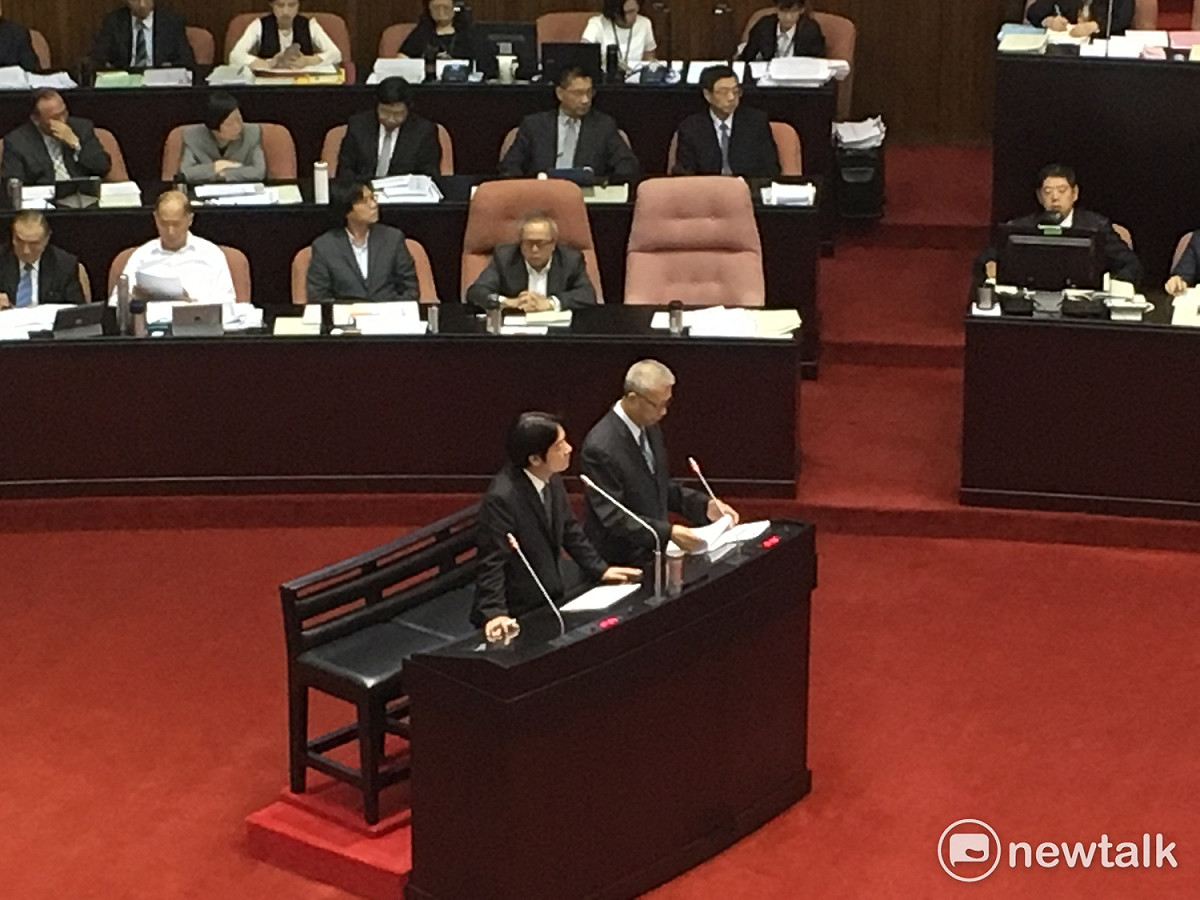 國民黨立委許毓仁今（6）日針對婚姻平權法案質詢行政院長賴清德。許毓仁提到，賴清德曾表示「相愛的人有權利廝守終身。」那麼同婚法案何時處理？賴清德答覆，行政院會負責提出方案，「我們沒放棄在今年提出來。」 圖：黃韋銓/攝
