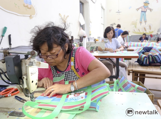 茄芷袋的圖案與色系，貼切地展現了「台灣味」；在綠藍紅交織的色系裡，相信「台灣人民」就是最有智慧的選擇。 圖：張大魯/攝