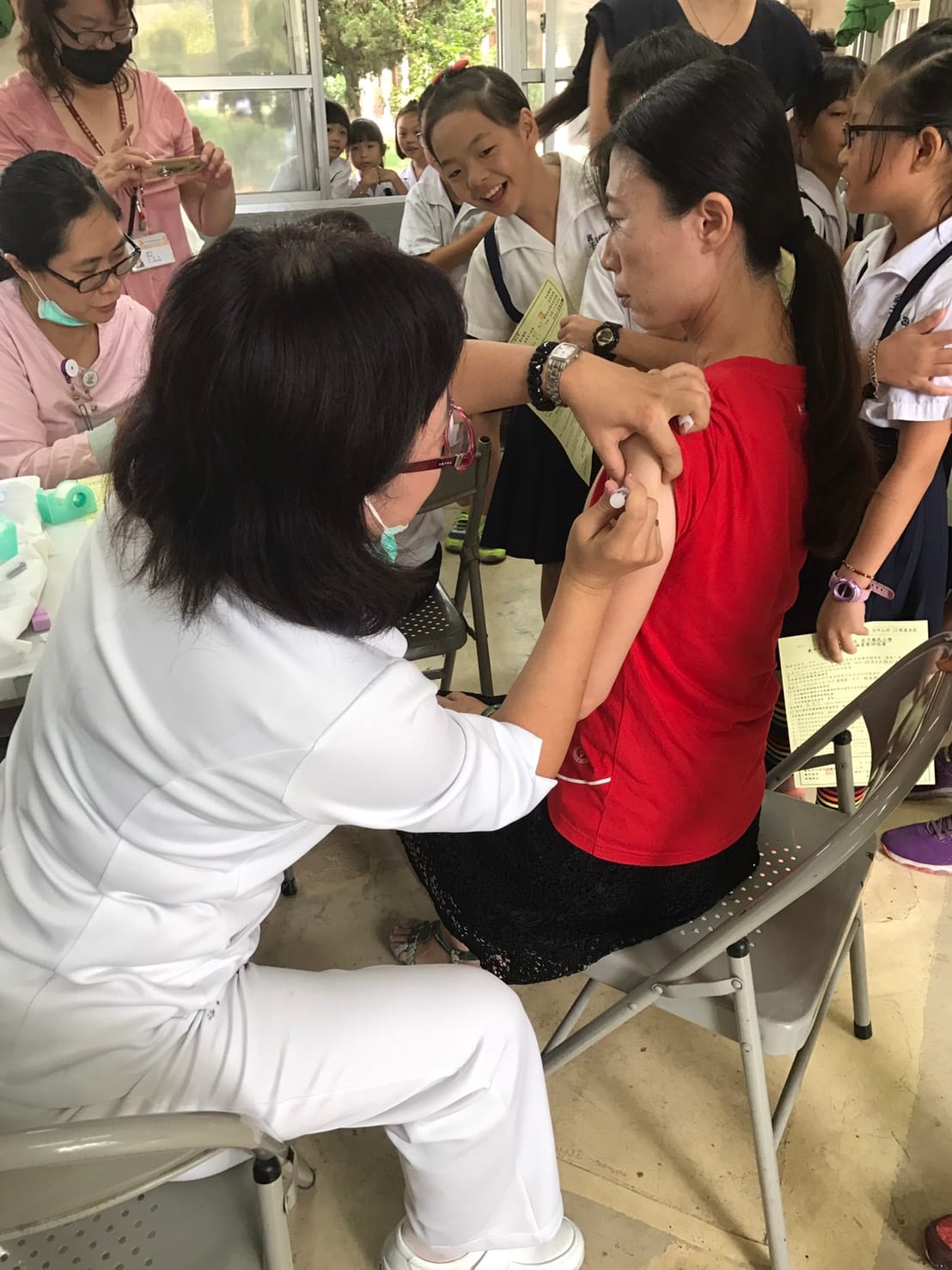 公費流感疫苗已於10月1日開打，台中市政府委託全市25家醫院組成專業醫療團隊，到校為學生及校內教職員提供接種服務，預計完成364所學校，27萬名學生流感疫苗接種，預定於11月底前全數完成。 圖：台中市衛生局/提供