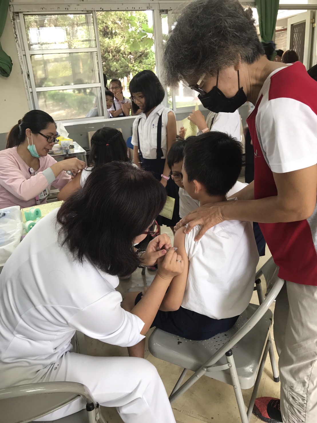 公費流感疫苗已於10月1日開打，台中市政府委託全市25家醫院組成專業醫療團隊，到校為學生及校內教職員提供接種服務，預計完成364所學校，27萬名學生流感疫苗接種，預定於11月底前全數完成。 圖：陳香蘭／攝