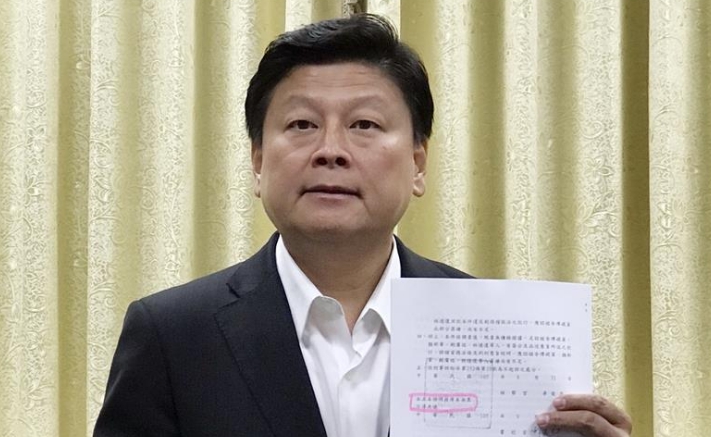 花蓮地檢署今(6)日宣布以涉及逃漏稅、偽證等罪嫌，起訴花蓮縣長傅崐萁，傅回應，這根本是綠色恐怖、政治迫害。 圖：中央社/提供