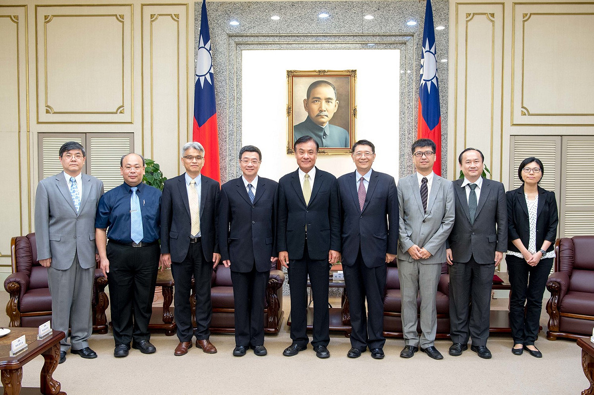 立法院長蘇嘉全今(6)日在秘書長林志嘉的陪同下，接見行政院秘書長卓榮泰及6位中選會提名委員。 圖：立法院/提供