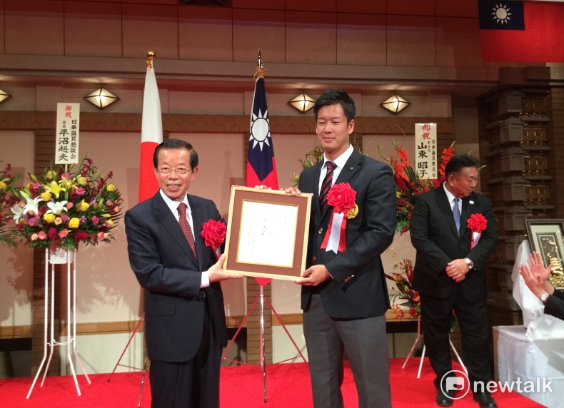 謝長廷自己題寫的「日台友好風範」字樣給小椋健司。 圖：劉黎兒/攝（資料照片）