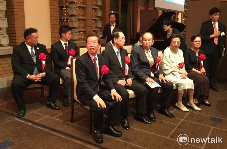 今年東京國慶，因為日本眾院選戰開打，沒有眾議員到場，但首相安倍晉三母親安倍洋子 (前排右二) 一人抵萬軍。
 圖：劉黎兒/攝