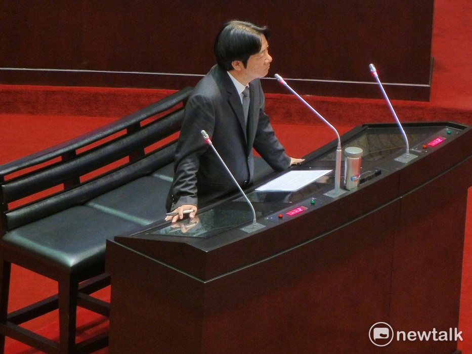 立法院今（6）天進行施政總質詢，適逢行政院長賴清德的生日，民進黨立委張宏陸特別在質詢前送上小蛋糕祝賀。 圖：謝莉慧/攝
