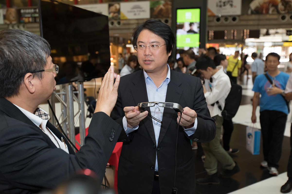 基隆市長林右昌今（6）日特地前往台北車站宣傳本月27日在基隆港西二、西三碼頭倉庫登場的基隆產業博覽會。 圖：基隆市政府 / 提供