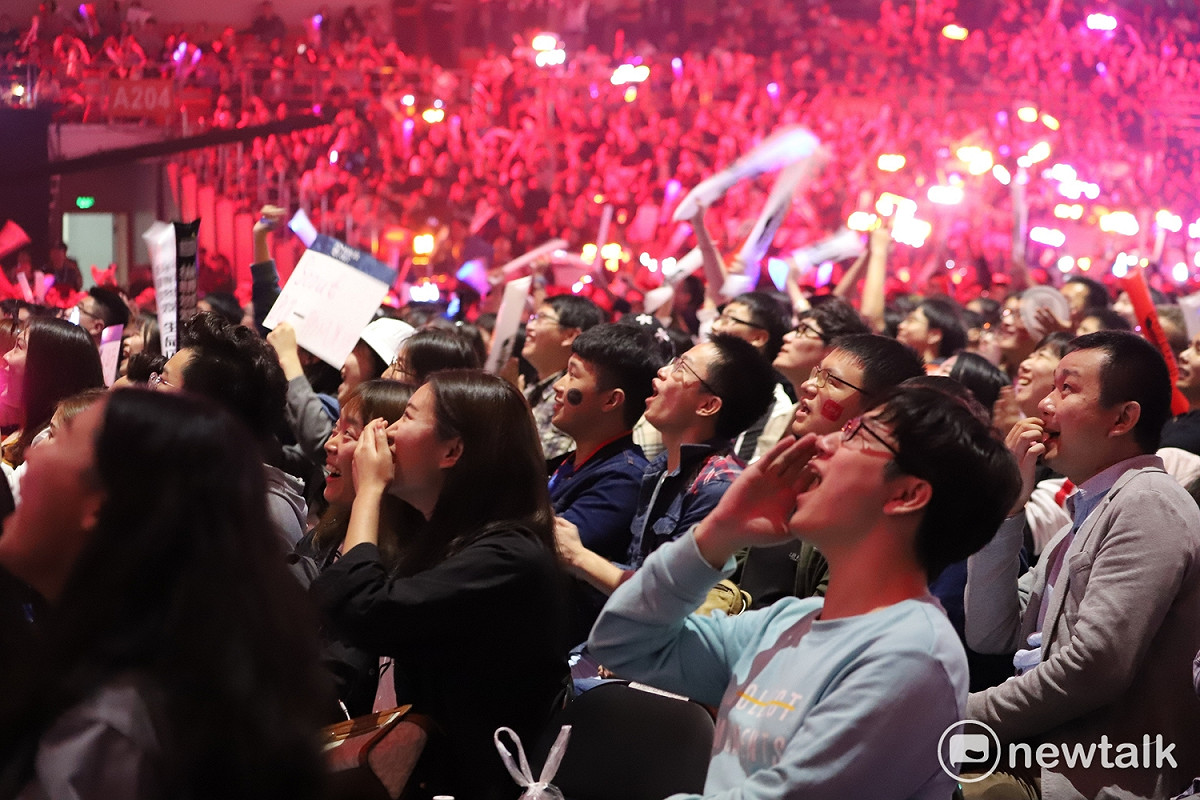 昨（6）日《英雄聯盟》小組賽最後一場，由LPL賽區的Edward Gaming（EDG）出賽韓國霸主戰隊SK Telecom T1（SKT）。 圖：蔡幸秀/攝影