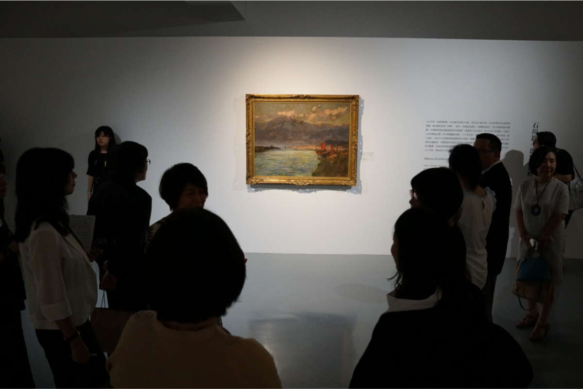 「日本近代洋画大展」，2017年10月7日至2018年1月7日於MoNTUE北師美術館盛大展出，以將近100件展品爬梳明治至昭和時期100年間日本洋畫的養成與發展。參與觀眾正在觀看石川欽一郎＜河畔＞
 圖：北師美術館提供