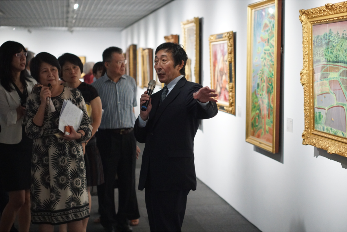 「日本近代洋画大展」，2017年10月7日至2018年1月7日於MoNTUE北師美術館盛大展出，以將近100件展品爬梳明治至昭和時期100年間日本洋畫的養成與發展。與會貴賓參與策展人薩摩亞登教授導覽 圖：北師美術館提供