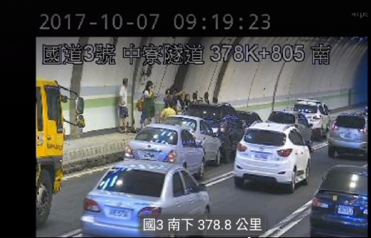 今(7)日上午9時15分時國道3號中寮隧道內發生六車追撞的連環車禍。 圖：擷取自高公局網站