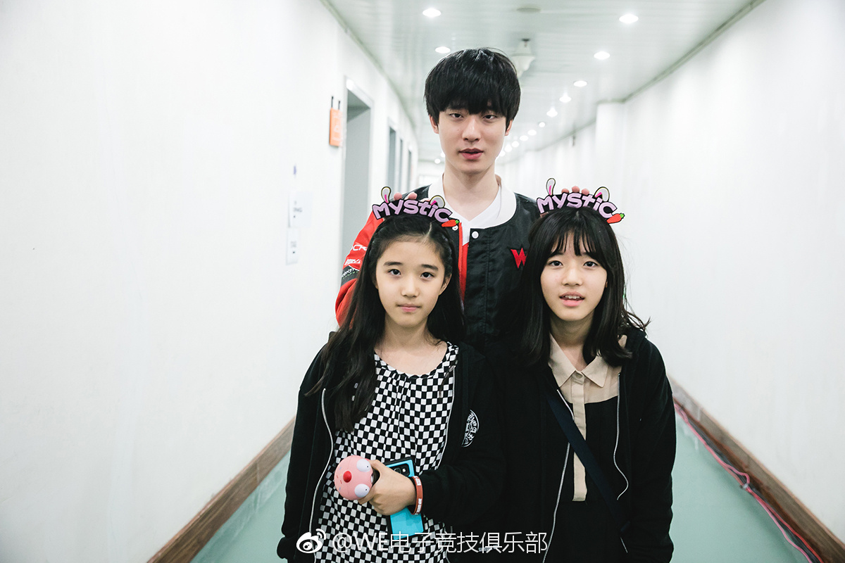 Mystic與他可愛的妹妹們。 圖：翻攝自 Teamㄧ WE 官方微博